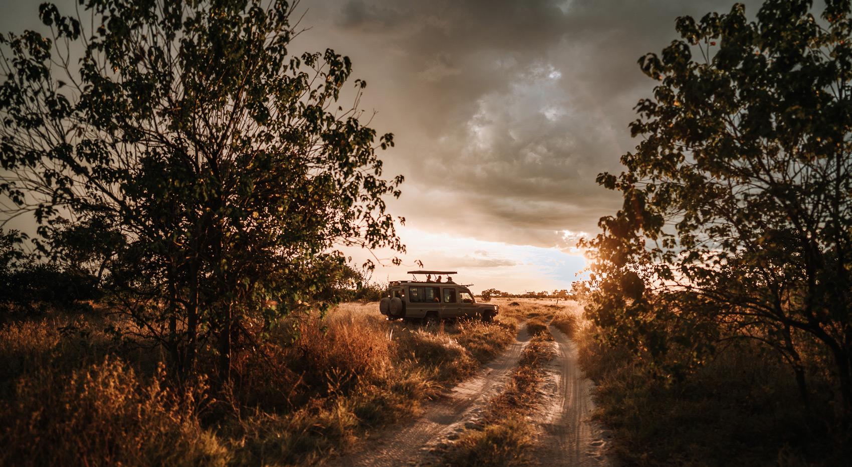 Botswana-Experience Safarifahrzeug in Moremi in Botswana.