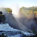 Die Viktoriafälle von der Simbabwe-Seite aus gesehen