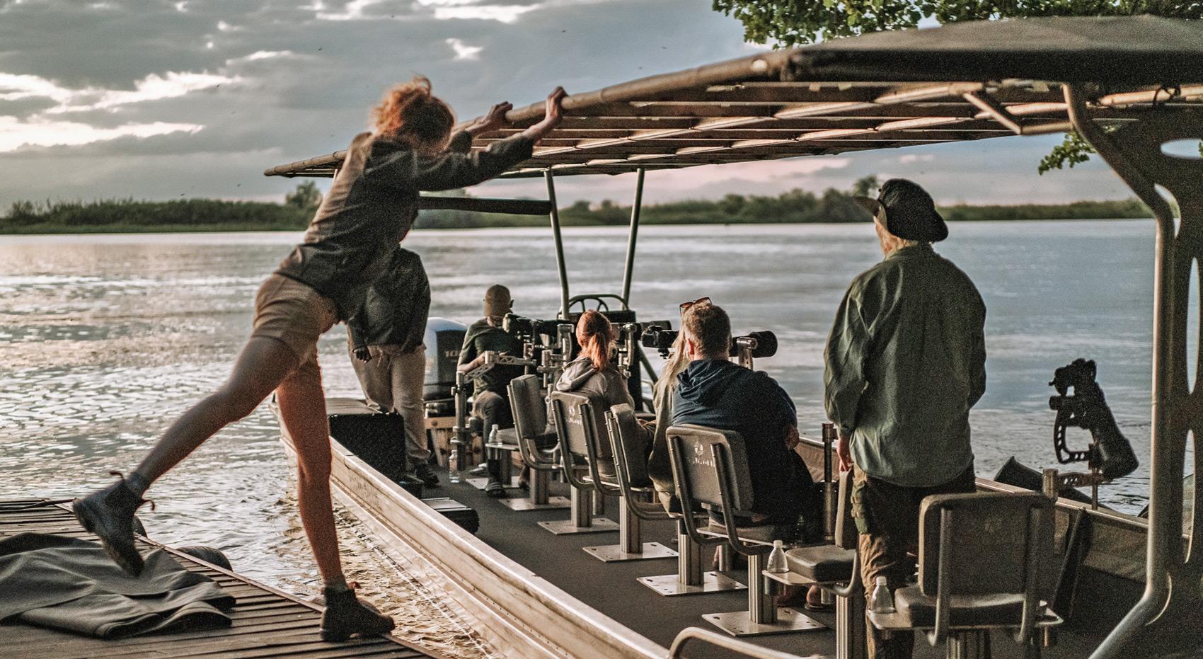 Touristen auf einem Safariboot in Botswana.