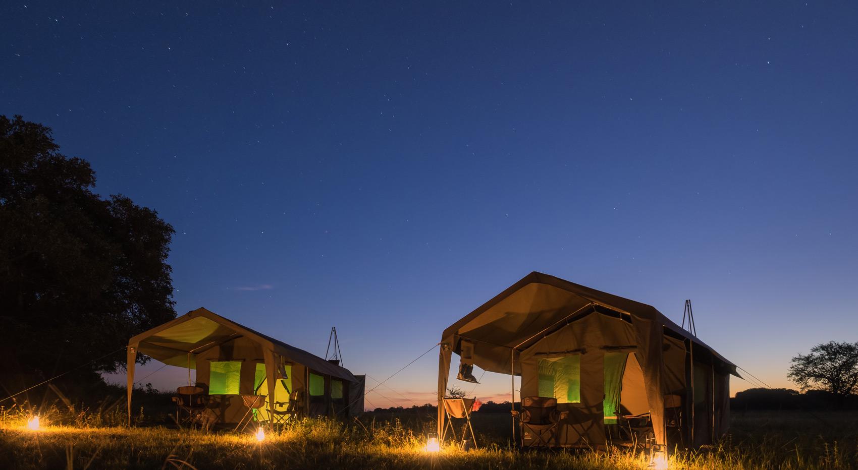 Eine Aufnahme der mobilen Campingzelte von Okavango Expeditions bei Nacht. Eine Aufnahme der mobilen Campingzelte von Okavango Expeditions bei Nacht.
